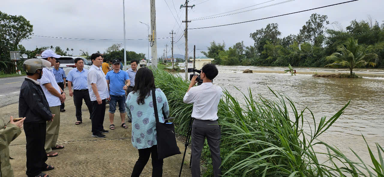 Kiểm tra tình hình ngập lụt lại phường Phổ Minh, thị xã Đức Phổ