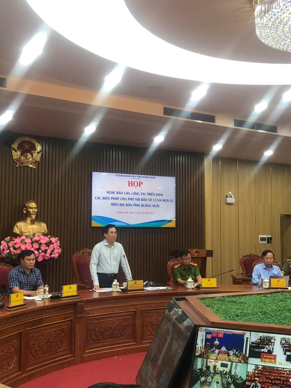 Họp triển khai các biện pháp ứng phó với bão số 12 và mưa lũ trên địa bàn tỉnh Quảng Ngãi